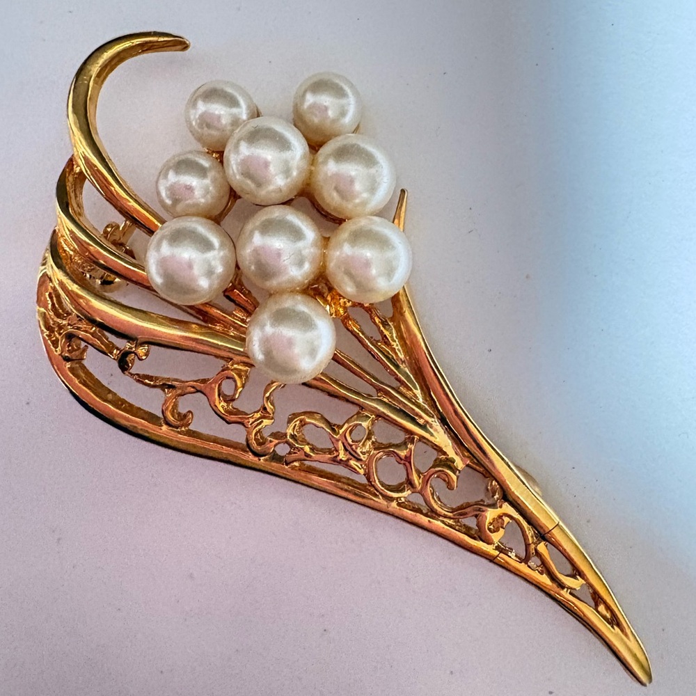 Vintage Gold tone and faux Pearl Floral Brooch